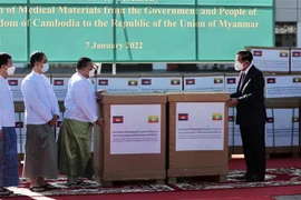 Thủ tướng Campuchia Samdech Techo Hun Sen (phải) trao tặng thiết bị vật tư y tế để hỗ trợ Myanmar ứng phó với đại dịch COVID-19. (Ảnh: THX/TTXVN)