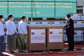 Thủ tướng Campuchia Samdech Techo Hun Sen (phải) trao tặng thiết bị vật tư y tế để hỗ trợ Myanmar ứng phó với đại dịch COVID-19. (Ảnh: THX/TTXVN)