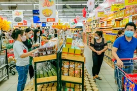 Người dân mua sắm Tết tại một siêu thị ở quận Cái Răng, thành phố Cần Thơ. (Ảnh:Thanh Liêm/TTXVN)