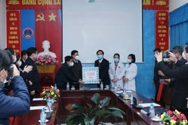 Thường trực Ban Bí thư Võ Văn Thưởng đã đến thăm, động viên cán bộ, công chức, viên chức Trung tâm kiểm soát bệnh tật tỉnh Bắc Kạn. (Ảnh: Vũ Hoàng Giang/TTXVN)