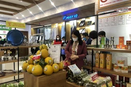 Lãnh đạo sở Công thương Hà Nội tham quan điểm giới thiệu sản phẩm OCOP. (Ảnh: Phương Anh/TTXVN)