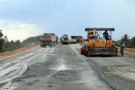 Thi công dự án, đoạn qua địa bàn huyện Cai Lậy, Tiền Giang. (Ảnh: Minh Trí/TTXVN)
