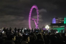 Người dân đón chào Năm mới 2022 ở thủ đô London, Anh, ngày 1/1/2022. (Ảnh: THX/TTXVN)