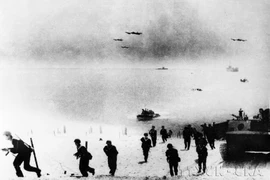 Hải quân đánh bộ hiệp đồng đổ bộ trong chiến dịch Tà Lơn, giải phóng cảng Kampong Som và cảng Ream, mở đầu cho công cuộc giúp nhân dân Campuchia tiêu diệt chế độ diệt chủng Pol Pot, tháng 1/1979. (Ảnh: TTXVN)