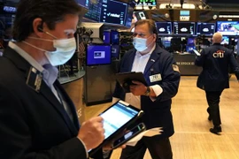 Các giao dịch viên tại Thị trường chứng khoán New York, Mỹ. (Ảnh: AFP/TTXVN)