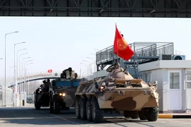 Xe quân sự của quân đội Kyrgyzstan thuộc CSTO qua cửa khẩu Ak-Zhol-Kordai ở biên giới giữa Kyrgyzstan và Kazakhstan. (Ảnh: AFP/TTXVN)