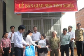 Bàn giao nhà tình nghĩa cho người có công. (Ảnh minh họa. Nguồn: TTXVN)