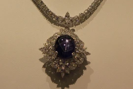 Viên đá quý sapphire đổi màu có tên gọi “Ngôi sao của Đức Chúa trời”-“Star of Genesis.” (Ảnh: Mỹ Bình-Lê Hải/Vietnam+)