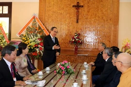 Ông Nguyễn Thiện Nhân thăm và chúc mừng Tòa Giám mục tỉnh Kon Tum. (Ảnh minh họa: Cao Nguyên/TTXVN)