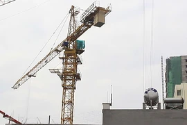 "Sống trong sợ hãi" vì cẩu tháp công trình lơ lửng trên nóc nhà