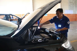 Kiểm tra đối chiếu số khung, số máy ôtô. (Ảnh minh họa. Nguồn: TTXVN)