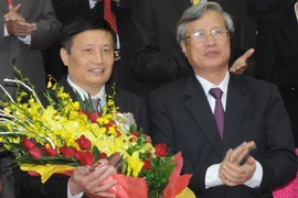 Ông Trần Quốc Vượng, Bí thư Trung ương Đảng, Chánh Văn phòng Trung ương Đảng tặng hoa cho ông Nguyễn Khắc Chử. (Ảnh: Nguyễn Công Hải/TTXVN)