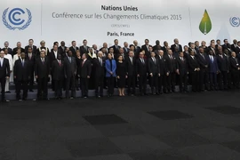 Các nhà lãnh đạo chụp ảnh chung tại lễ khai mạc chính thức Hội nghị COP 21 ở Le Bourget, ngoại ô Paris ngày 30/11. (Nguồn: AFP/TTXVN)