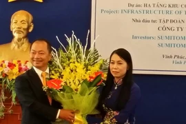 Bà Hoàng Thị Thúy Lan - Bí thư Tỉnh ủy Vĩnh Phúc trao Giấy chứng nhận đăng ký đầu tư dự án cho đại diện Tập đoàn Sumitomo. (Ảnh: Nguyễn Trọng Lịch/Vietnam+)