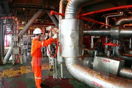 Vận hành hệ thống khai thác dầu thô. (Nguồn: TTXVN)