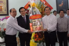 Ông Lê Bá Trình tặng quà chúc mừng Giáng sinh tới giáo dân Giáo phận Phú Cường. (Ảnh: Dương Chí Tưởng/TTXVN)