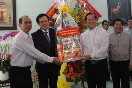 Ông Lê Bá Trình tặng quà chúc mừng Giáng sinh tới giáo dân Giáo phận Phú Cường. (Ảnh: Dương Chí Tưởng/TTXVN)