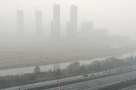 Khói mù bao phủ mù mịt tại thành phố Liên Vận Cảng, tỉnh Giang Tô, Trung Quốc ngày 30/11. (Nguồn: AFP/TTXVN)