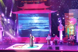 Các thí sinh dự thi Giọng hát hay Dân ca Quan họ Bắc Ninh 2014-2015. (Ảnh: Thanh Thương/TTXVN)