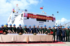 Phó Thủ tướng Nguyễn Xuân Phúc và các đại biểu thực hiện nghi thức nhấn nút hạ thủy tàu Cảnh sát biển 8005. (Ảnh: Trần Lê Lâm/TTXVN) 