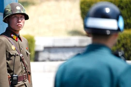 Binh sỹ Triều Tiên (trái) nhìn về phía binh sỹ Hàn Quốc. (Ảnh minh họa. Nguồn: AFP)