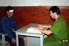 Đối tượng Giàng A Chể tại cơ quan điều tra. (Ảnh: Nguyễn Công Hải/Vietnam+)