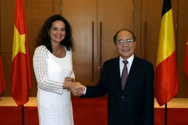Chủ tịch Quốc hội Nguyễn Sinh Hùng đón Chủ tịch Thượng viện Bỉ Christine Defraigne. (Ảnh: Nhan Sáng/TTXVN)