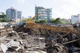 Tháp cẩu bị đổ sập. (Ảnh: Lâm Khánh/TTXVN)