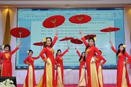 Một tiết mục văn nghệ tại buổi gặp mặt. (Ảnh: Sơn Nam/Vietnam+)