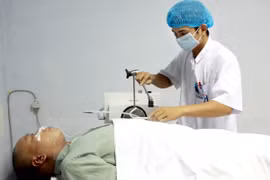 Nhân viên y tế xạ trị cho một bệnh nhân mắc ung thư. (Ảnh: TTXVN)