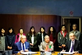 Đại sứ Cao Chính Thiện chứng kiến lễ ký kết. (Ảnh: Quang Thanh/Vietnam+)