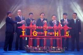 Phó Thủ tướng Hoàng Trung Hải và đại diện Công ty Liên doanh Hoàng Long bấm nút đón dòng dầu khí đầu tiên từ giàn đầu giếng H5 mỏ Tê giác trắng. (Ảnh: Hoàng Hải/Vietnam+)