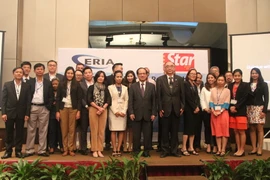 Các nhà báo, biên tập viên ASEAN và Đông Á chụp ảnh cùng Tổng Thư ký ASEAN Lê Lương Minh. (Ảnh: Kim Dung-Chí Giáp/Vietnam+)