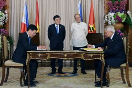 Tổng thống Philippines Benigno Aquino III và Chủ tịch nước Trương Tấn Sang chứng kiến lễ ký thỏa thuận thiết lập Đối tác Chiến lược giữa Việt Nam và Philippines. (Ảnh: Nguyễn Khang/TTXVN)