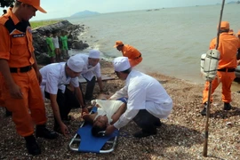 Lực lượng y tế sơ cấp cứu người bị nạn. (Ảnh: Lê Sen/TTXVN)