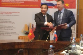 Thứ trưởng Chu Ngọc Anh và Thứ trưởng Kaganov Veniamin Shaevich ký Biên bản và quy chế của Ủy ban hợp tác Giáo dục, Khoa học và Công nghệ Nga-Việt. (Ảnh: Quế Anh/Vietnam+)