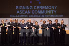 Thủ tướng Nguyễn Tấn Dũng (thứ 4, từ trái sang) dự lễ ký Tuyên bố Kuala Lumpur 2015 cùng các nhà lãnh đạo ASEAN tại Kuala Lumpur, Malaysia. (Nguồn: THX/TTXVN)