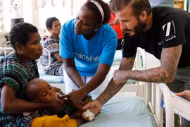 David Beckham thăm trẻ em bị suy dinh dưỡng. (Nguồn: UNICEF)