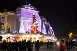 Tràng Tiền Plaza sáng rực rỡ trong đêm Giao thừa. (Ảnh: Doãn Đức/Vietnam+)