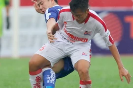 Pha tranh bóng giữa cầu thủ hai đội Thành phố Hồ Chí Minh và Gia Lai. (Ảnh: Quang Nhựt/TTXVN)