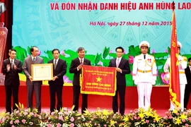 Phó Thủ tướng Chính phủ Vũ Đức Đam trao danh hiệu Anh hùng Lao động cho Ban lãnh đạo Viện Huyết học-Truyền máu Trung ương. (Ảnh: Dương Ngọc/TTXVN)