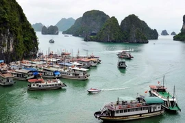 Bến thuyền vào hang Sửng Sốt trên Vịnh Hạ Long. (Ảnh: Thanh Hà/TTXVN)