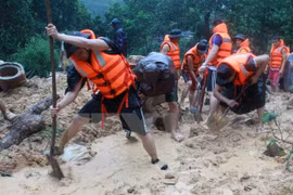 Cứu hộ, cứu nạn sau trận mưa lũ lịch sử tại Quảng Ninh. (Ảnh: Minh Quyết/TTXVN)