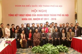 Tổng Bí thư Nguyễn Phú Trọng chụp ảnh chung với đoàn đại biểu Quốc hội thành phố Hà Nội. (Ảnh: Phương Hoa/TTXVN)