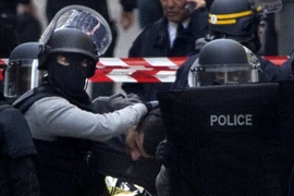 Cảnh sát Pháp đấu súng với những kẻ khủng bố trong cuộc đột kích hôm 18/11. (Nguồn: AP)