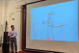 Anh Đào Quang Thuận giới thiệu về dự án Bedlinker tại chung kết cuộc thi “Doanh nghiệp khởi nghiệp sáng tạo ứng dụng công nghệ thông tin phát triển du lịch.” (Ảnh: PV/Vietnam+)