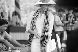 H'Hen Niê trong buổi phát thuốc trong người dân ở quê nhà. (Ảnh: Thiên An/Vietnam+)