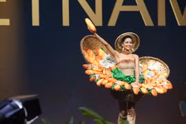 Bộ trang phục "Bánh mỳ" của H'Hen Niê tại Miss Universe 2018. (Ảnh: BTC)