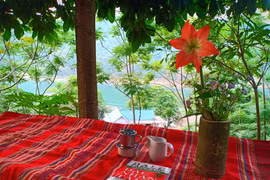 Góc thư giãn ngoài trời trong không gian Ngọc Nhềm homestay. (Ảnh: CTV/Vietnam+)