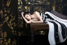 [Photo] Những cánh hoa Xuân mong manh trên lụa organza của Trần Hùng